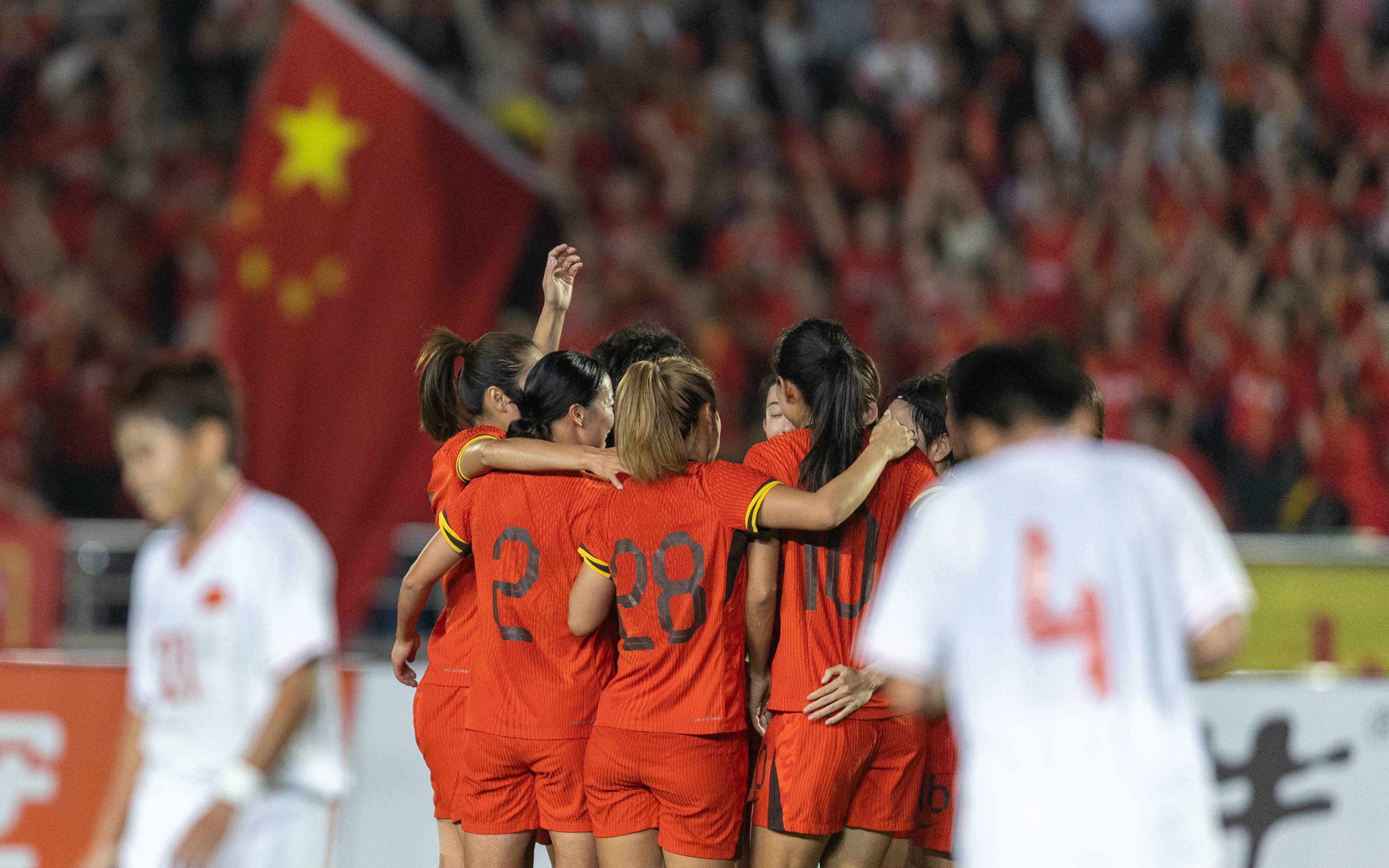 中国女足队员接受采访，对比赛感受分享的简单介绍