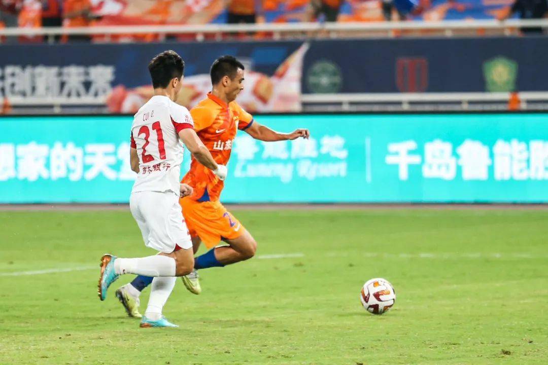 山东鲁能在中超比赛中取得胜利，球迷欢呼不已