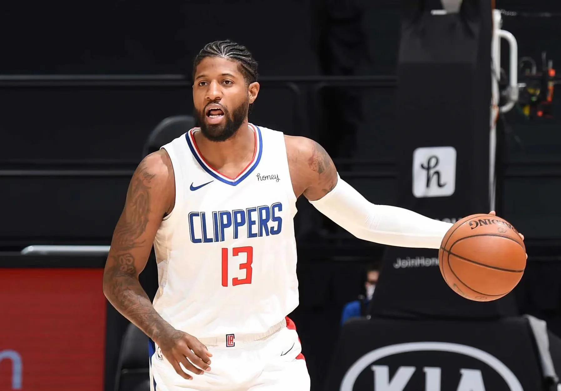 76人横扫黄蜂,取得两连胜 76人横扫黄蜂,取得两连胜