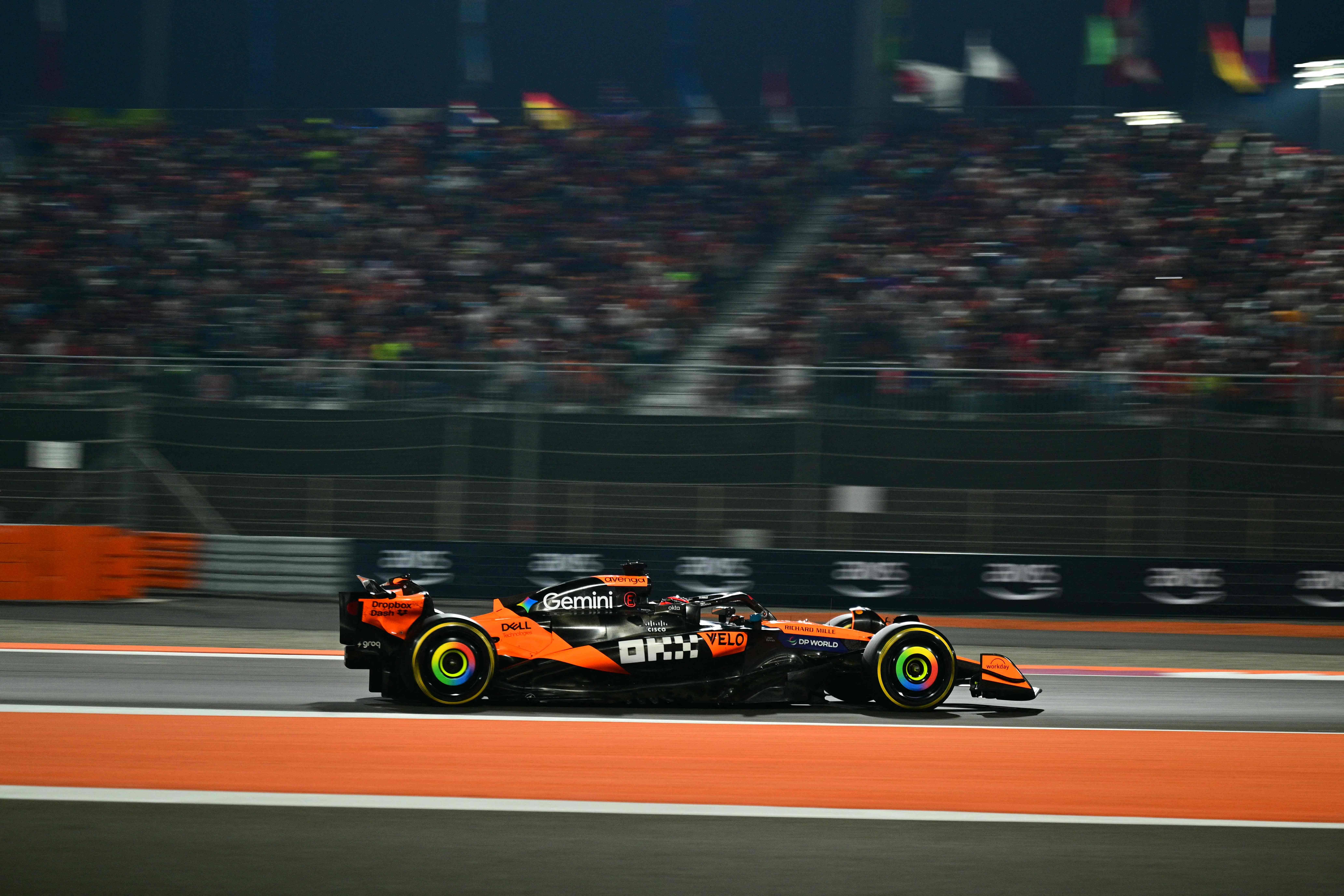 红牛车队鏖战阿斯顿马丁,皮亚斯特里统治全场 红牛车队鏖战阿斯顿马丁,皮亚斯特里统治全场