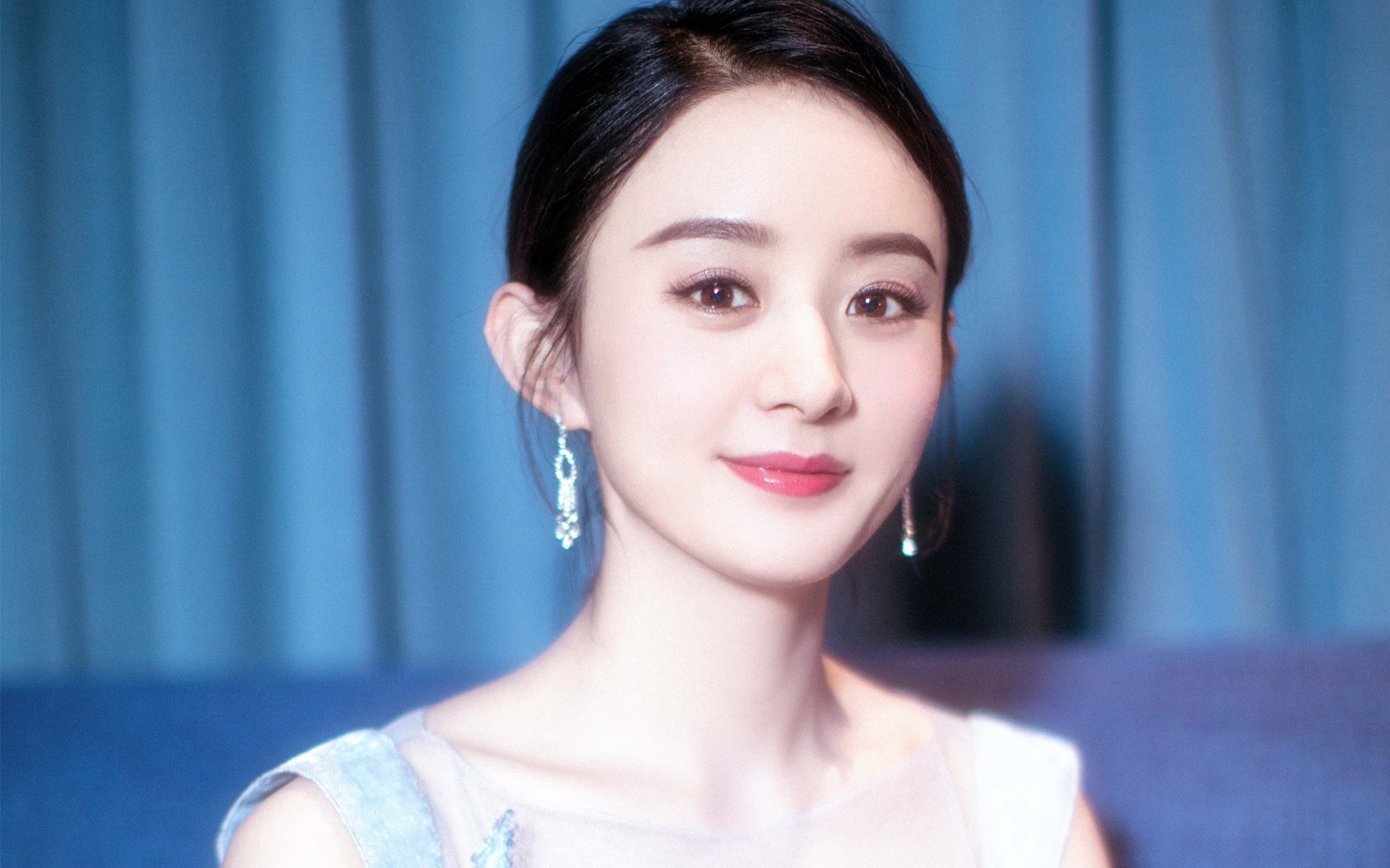 亚洲足球的双重奏，中国狂胜玻利维亚，富安健洋在西甲国家德比接管比赛