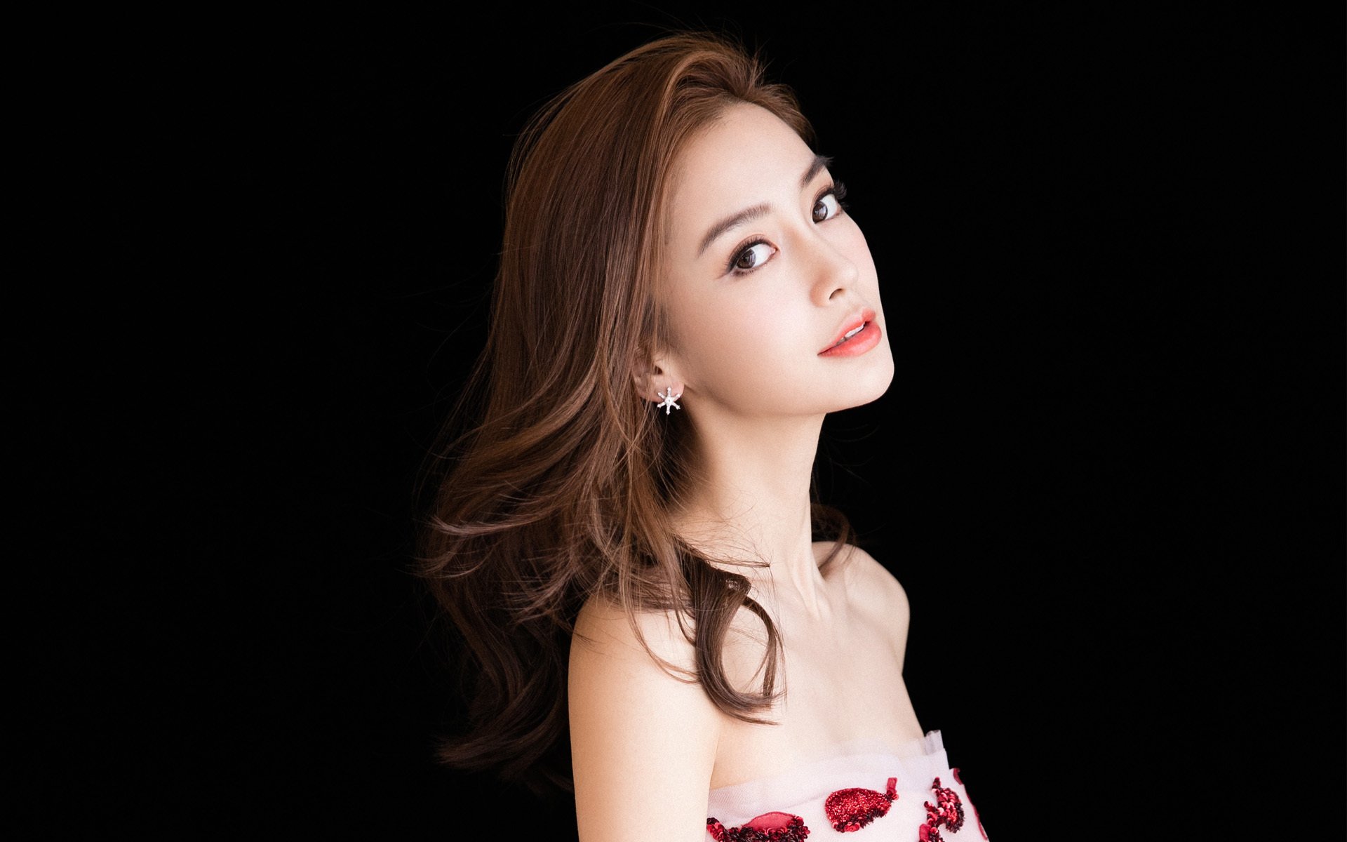 开云平台-绿茵场与硬木地板的交响，拜仁的碾压与奥纳纳的封神之夜